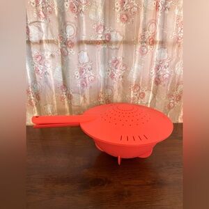 Tupperware Colander Strainer 2 Piece Set 2.8L/ 2.9qt Coral Double Strainer